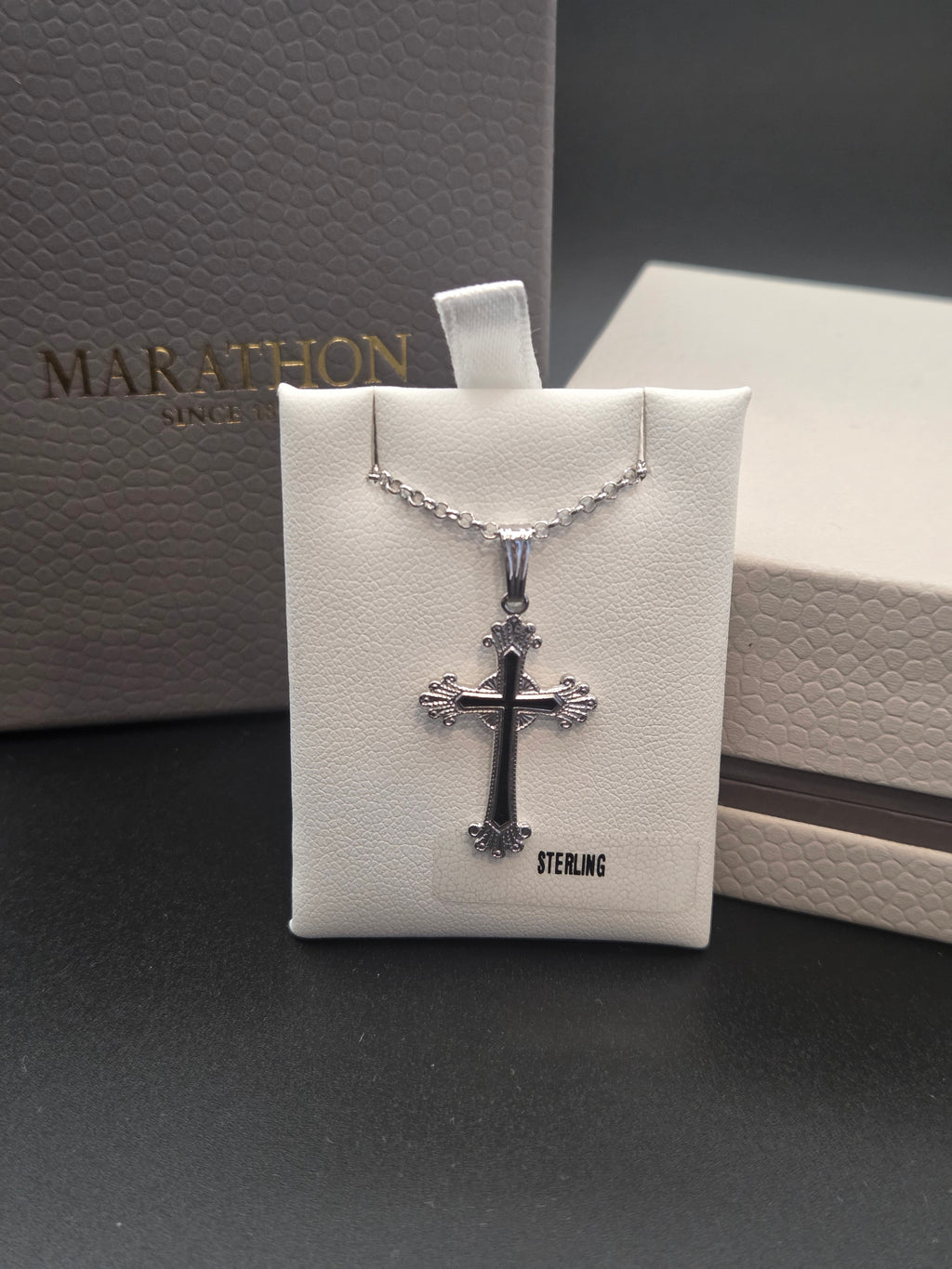 Collier croix Marathon