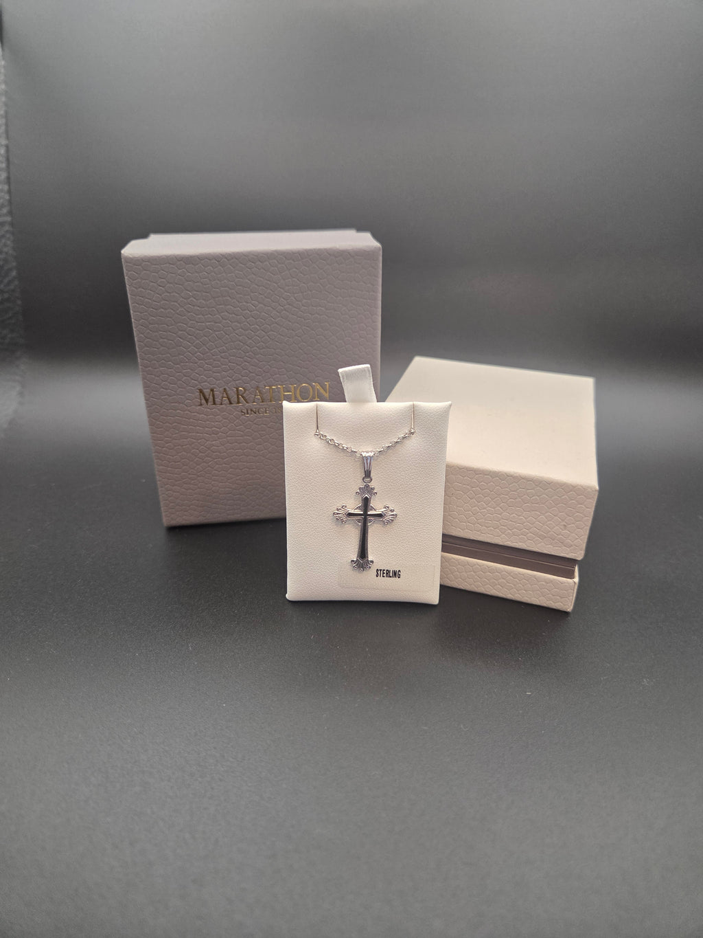 Collier croix Marathon